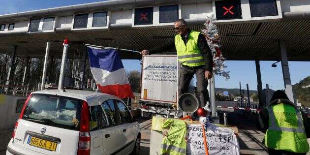Un manifestant des gilets jaunes brandissant un drapeau tricolore à proximité d'Aix-en-Provence (illustration).