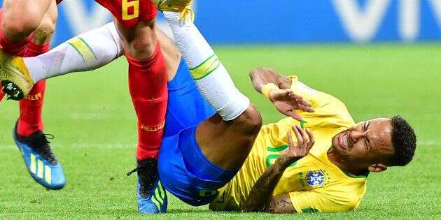 Neymar, au sol, lors de Brésil-Belgique en quart de finale de Coupe du monde 2018.