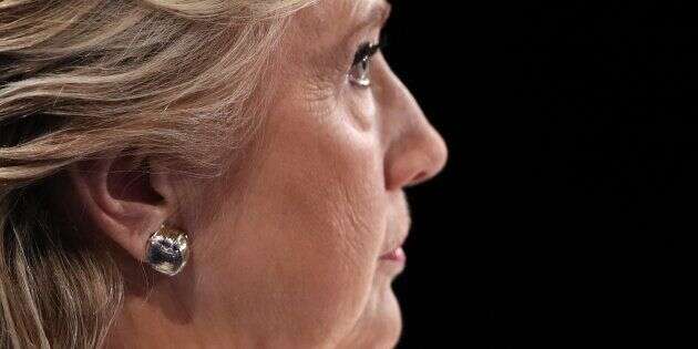 Hillary Clinton écoute Donald Trump lors du troisième débat entre les candidats à la présidentielle, le 19 octobre.