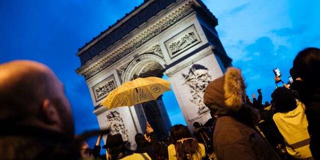 Des gilets jaunes manifestent devant l'Arc de Triomphe le 22 décembre.