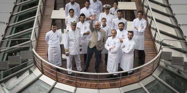 Le chef Alain Ducasse avec son équipe sur son nouveau bateau-restaurant le