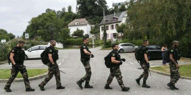 Les gendarmes patrouillent à Pont-de-Beauvoisin, où la petite fille a disparue.