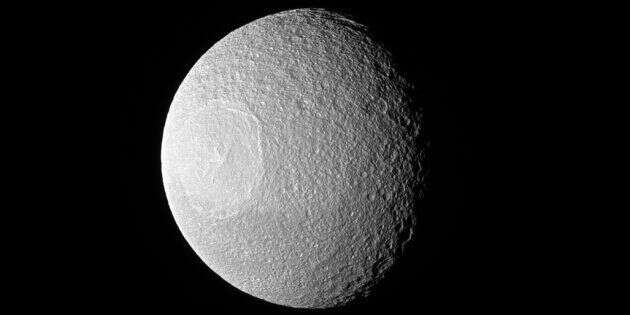 Cette photo de Téthys a été prise par la sonde Cassini le 10 novembre 2016.