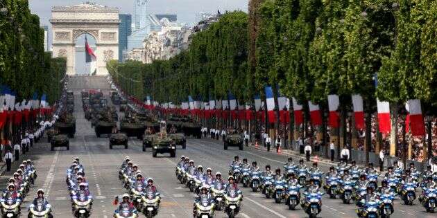 French gendarmerie and police motorcyclists ride in formation down the Champs Elysee avenue during the traditional Bastille Day military parade in Paris, France, July 14, 2015. In the background, the Arc de Triomphe.       REUTERS/Mal Langsdon