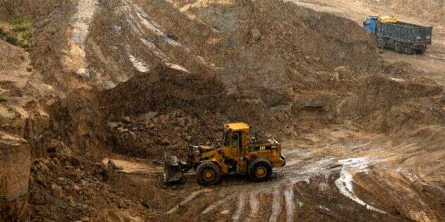 Un bulldozer creuse dans l'ancien site de Tell es-Sakan hill.