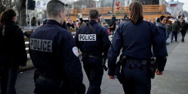 Patrouille de police sécurisant le marché de Noël des Champs Elysées.