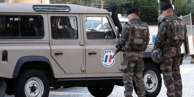 Des soldats de l'opération Sentinelle dans la rue de Levallois-Perret où leurs collègues ont été attaqués.