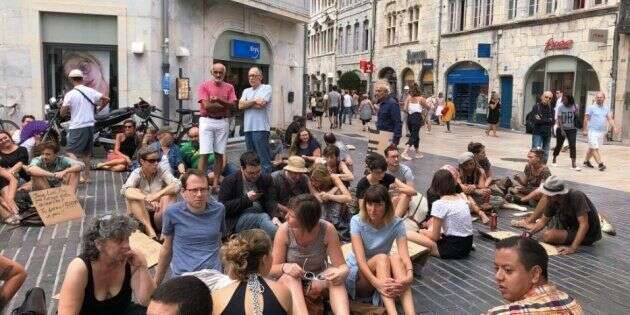 Après l'arrêté anti-mendicité interdisant de s'asseoir à Besançon, ils protestent avec... un sit-in.