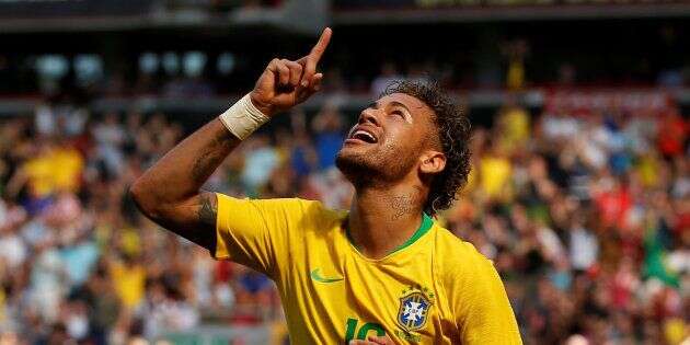 Neymar rejoue au foot et marque après sa blessure, à onze jours de la Coupe du Monde