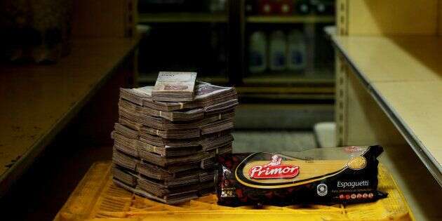 Au Venezuela, un kilo de pâtes coûte près de 2,500,000 bolivars (soit environ 30 centimes de dollar américain) dans un petit marché de Caracas.