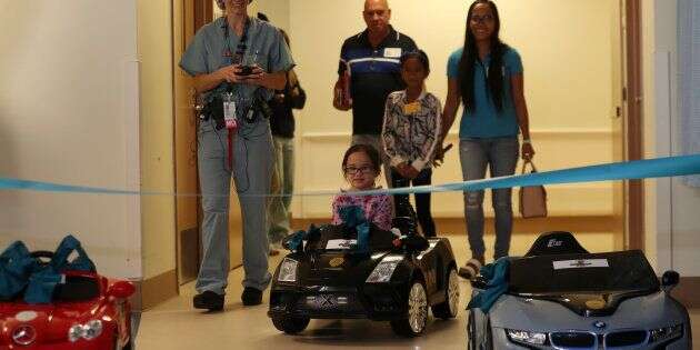 Ces enfants malades se conduisent au bloc opératoire en voiture électrique miniature