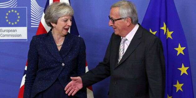 La Première ministre britannique Theresa May et le président de la Commission européenne Jean-Claude Juncker avant le sommet, le 24 novembre à Bruxelles.