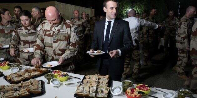 Emmanuel Macron célébrant Noël avec les militaires français au Tchad.