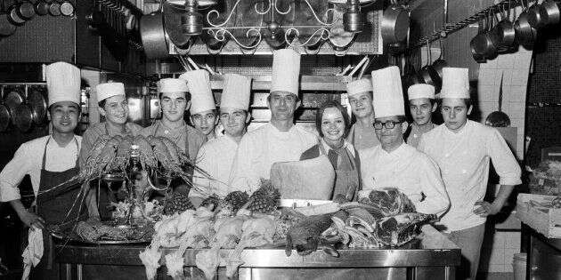 Paul Bocuse et son équipe dans la cuisine de son restaurant à Collonges-au-Mont-d'Or, près de Lyon, en novembre 1973.