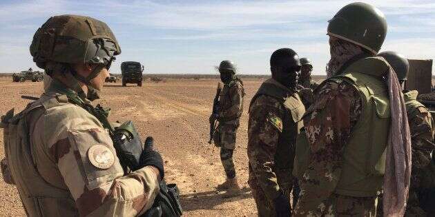 Des soldats maliens et des soldats français de la force Barkhane, en novembre 2017 dans le centre du Mali.