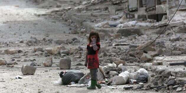 Une petite fille au milieu des ruines de la ville d'Al-Bab, dans le nord du pays, le 28 février.