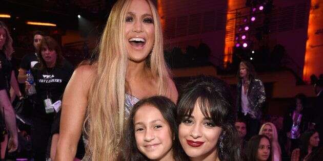 Jennifer Lopez, Emme et Camila Cabello prennent la pose aux MTV Video Music Awards le 20 août dernier.
