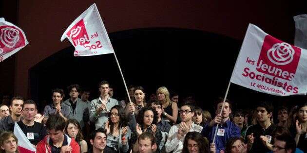 Des jeunes socialistes applaudissent Martine Aubry.
