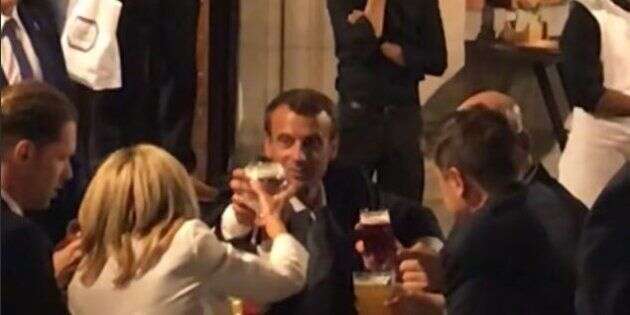 Après l'OTAN, Macron est allé boire une bière et manger des frites sur la Grand-Place de Bruxelles