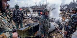 Des soldats indiens à côté des débris d'un de leurs avions, abattu au Cachemire.