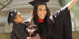 Mère célibataire de 24 ans, elle sort diplômée de Harvard après avoir fini ses exams sous péridurale