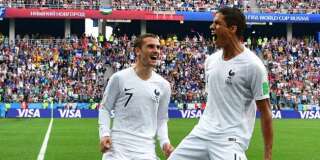 Raphaël Varane célèbre le 6 juillet son but contre l'Uruguay en quart de finale de la Coupe du monde avec Antoine Griezmann, qu'il va affronter ce mercredi soir en Supercoupe de l'UEFA