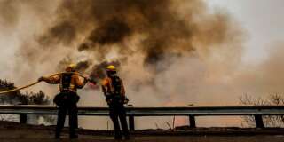 Des pompiers luttant contre les feux en Californie dans le comté d'Orange le 10 août 2018.