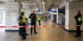 Les forces de police boucle la gare d'Amsterdam-Central après une attaque au couteau, le vendredi 31 août.