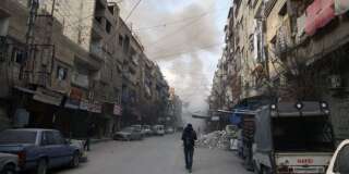 Ce dimanche, les bombardements ont continué à proximité de la ville de Douma, en dépit de la résolution de cessez-le-feu votée la veille à l'ONU. (Photo prise dans la ville de Douma, dans la région de la Ghouta orientale, le 23 février 2018)