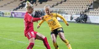 Lors de la Champions League de football à Lillestrom en Norvège, les joueuses Anja Sonstevold à droite et Loise Kristiansen s'affronte.