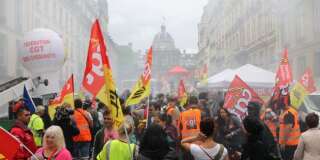 Des manifestants protestant contre le projet de réforme de la SNCF devant le Palais du Luxembourg où siège le Sénat.
