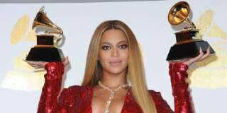 En février, Beyoncé pose avec ses deux Grammys.