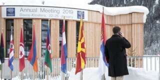 Devant le centre des congrès de Davos en Suisse le 20 janvier.