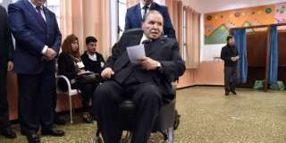 Abdelaziz Bouteflika dans un bureau de vote d'Alger pour des élections locales le 23 novembre 2017.