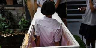 Photo prise le 30 mars 2018 à Bangkok montrant une jeune fille dans un cercueil. Th