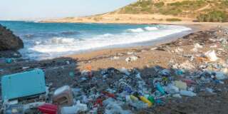 Des déchets plastiques sur une plage de Crète