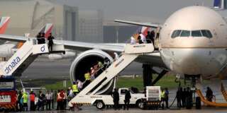 Des passagers débarquent d'un avion de la compagnie Saudi Arabia Airlines, aux Philippines (photo d'illustration).