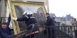 Des pompiers s'affairent pour évacuer des tableaux, en janvier 2003, au château de Lunéville.