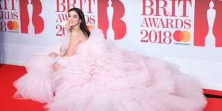 Dua Lipa a pris toute la place sur le tapis rouge des Brit Awards