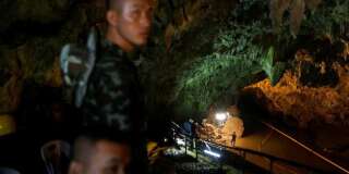 Thaïlande: les jeunes footballeurs piégés dans une grotte depuis 9 jours retrouvés