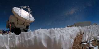 Des pénitents au pied du téléscope APEX à plus de 5000 mètres dans le désert de l'Atacama au Chili