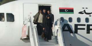 Un groupe d'otages libérés de l'A320 détourné à Malte vendredi 23 décembre par des pirates de l'air libyens.