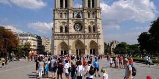Des touristes devant Notre-Dame de Paris le 8 août 2018.