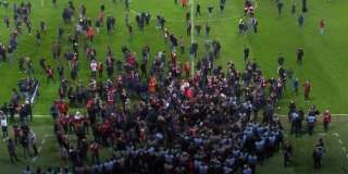 Ligue 1: des supporters envahissent la pelouse de Lille et s'en prennent aux joueurs