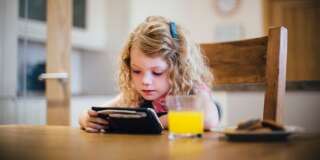 Interdire les écrans aux jeunes enfants? Les spécialistes ne sont pas aussi catégoriques que le ministre
