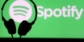 Sous la pression d'utilisateurs, Spotify supprime des épisodes d'un podcast jugés