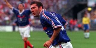 Le maillot de Zidane pendant France-Brésil en 98 retiré d'une vente aux enchères après des doutes sur son authenticité