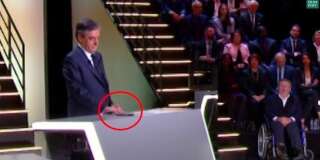 Après revisionnage, François Fillon a effectivement consulté son téléphone pendant le premier débat de la présidentielle 2017