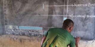 Ce professeur ghanéen enseigne Microsoft Word à ses élèves... sur un tableau noir.