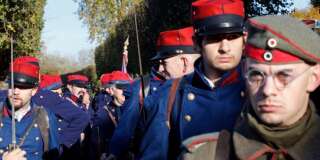 Une reconstitution mettant en scène des soldats français en uniforme de la guerre 1914-1918 pour la commémoration de l'armistice.